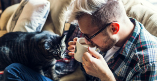 Acheter un bien immobilier en étant célibataire : conseils et simulation